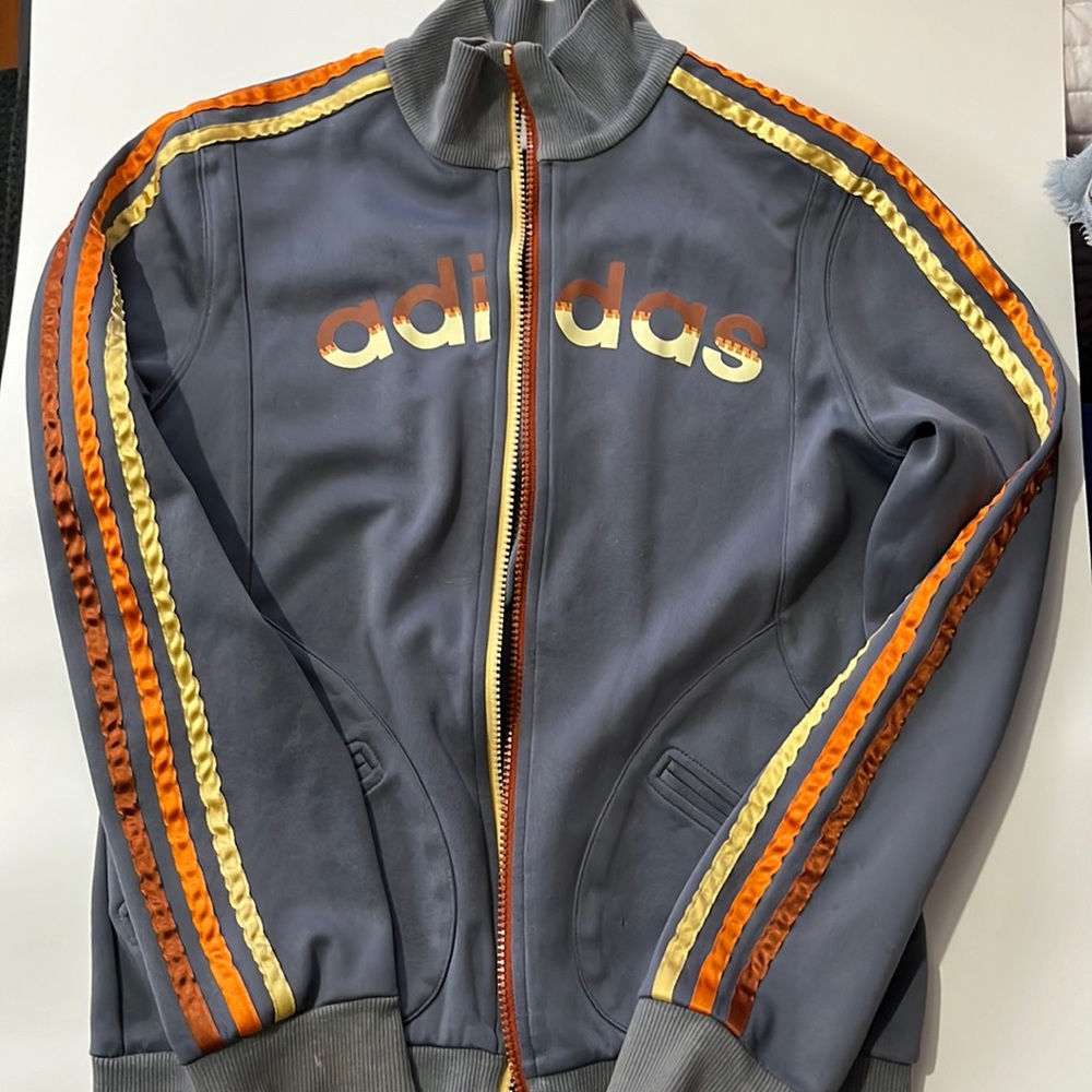 A gem of a vintage adidas sweatshirt. Crazy good details!!